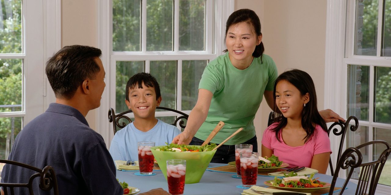 8 tips to avoid tantrums at the dinner table